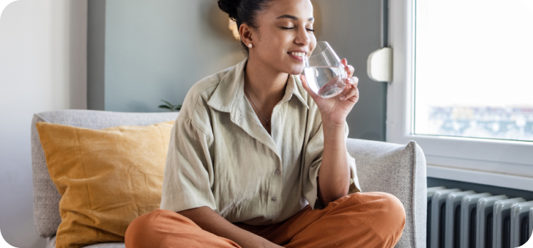 Image Femme avec verre d'eau